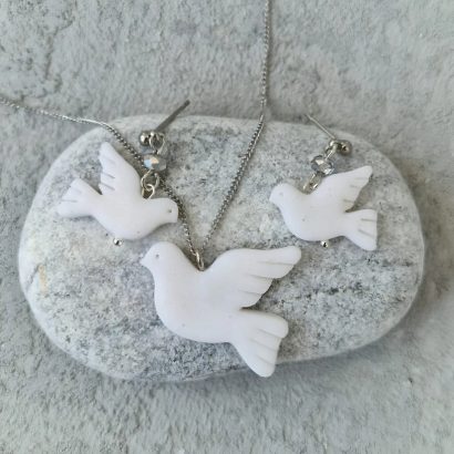 Жіночі сережки білі горлиці миру з полімерної глини