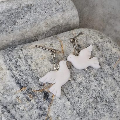 Жіночі сережки білі горлиці миру з полімерної глини