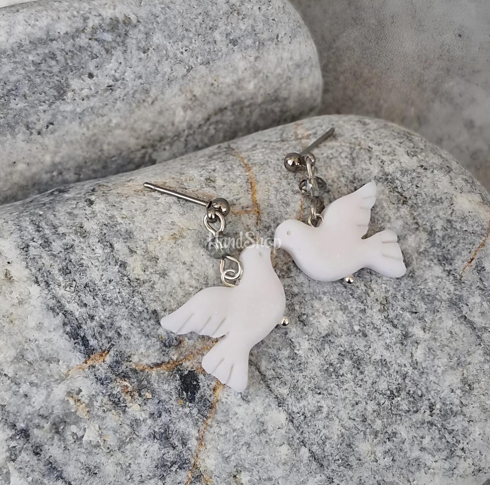 Жіночі сережки білі горлиці миру з полімерної глини Жіночі сережки білі горлиці миру з полімерної глини