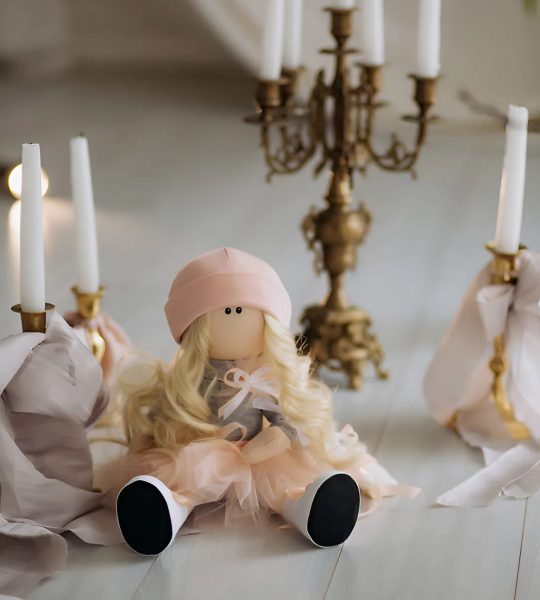 Інтер'єрна лялька з довгим білявим волоссям з ведмедиком