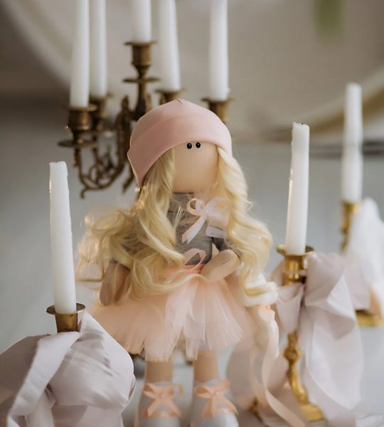 Інтер'єрна лялька з довгим білявим волоссям з ведмедиком