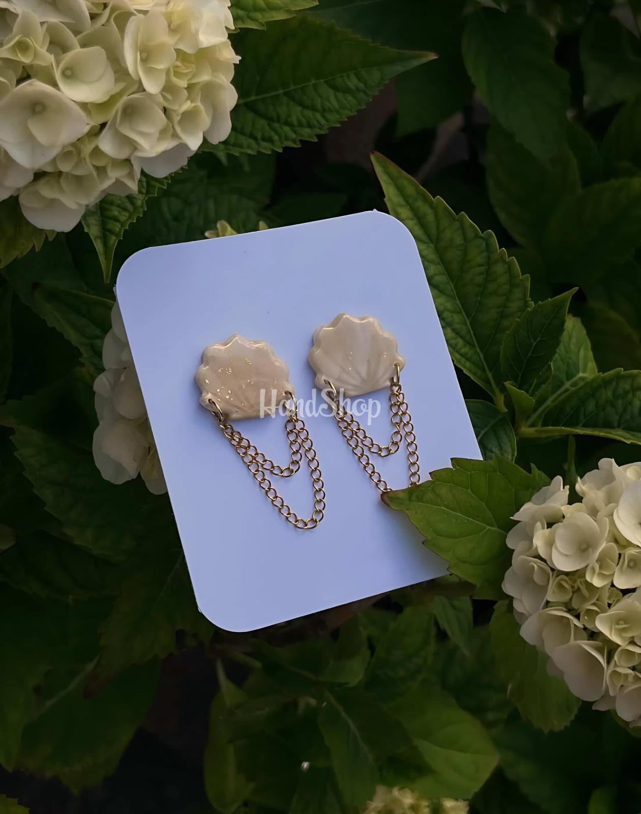 Авторські жіночі літні морські сережки мушля з ланцюжком Авторські жіночі літні морські сережки мушля з ланцюжком