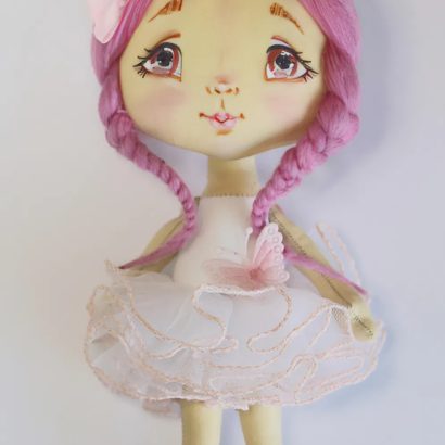 Лялька маленька з рожевим волоссям у сукні та бантом