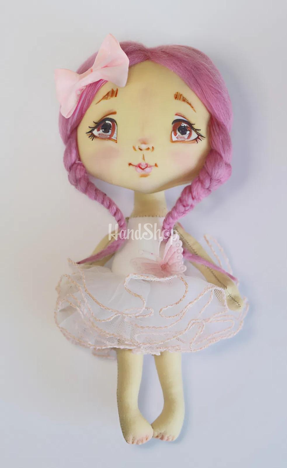 Лялька маленька з рожевим волоссям у сукні та бантом Лялька маленька з рожевим волоссям у сукні та бантом