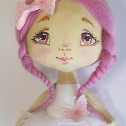 Лялька маленька з рожевим волоссям у сукні та бантом