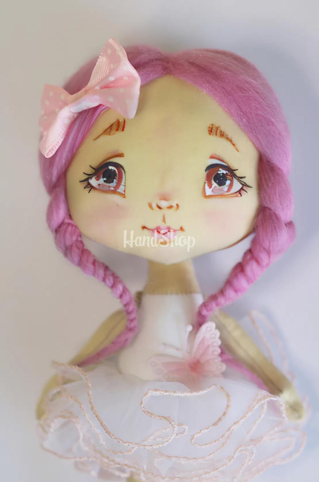 Лялька маленька з рожевим волоссям у сукні та бантом Лялька маленька з рожевим волоссям у сукні та бантом