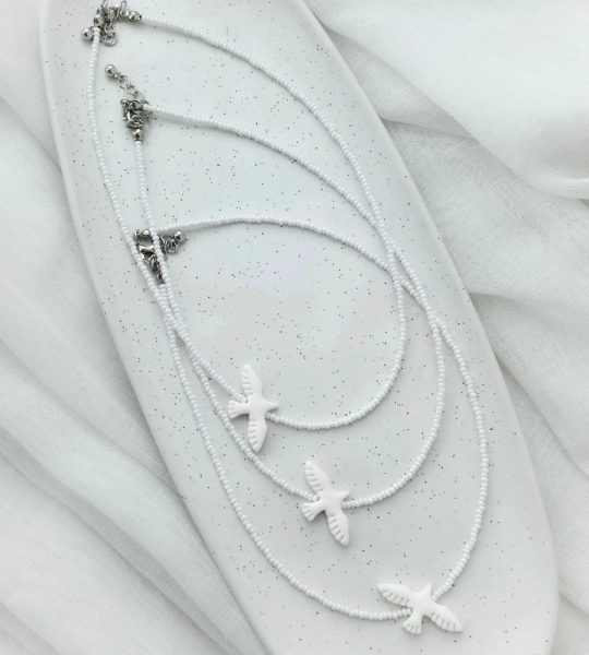 Кулон біла голубка з глини на ювелірному тросику, бісер