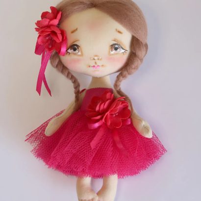 Дитяча маленька ігрова лялечка з косичками у рожевій сукні