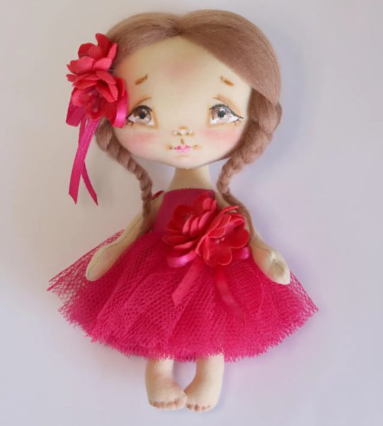 Дитяча маленька ігрова лялечка з косичками у рожевій сукні