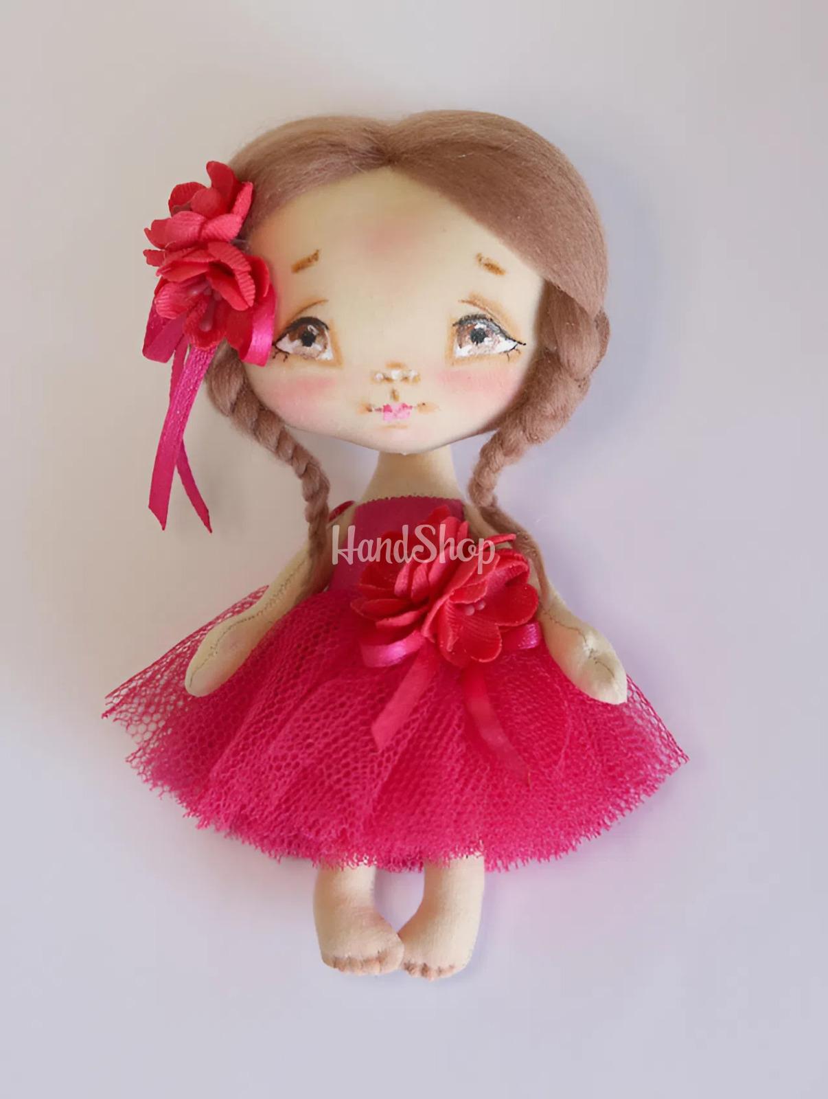 Дитяча маленька ігрова лялечка з косичками у рожевій сукні Дитяча маленька ігрова лялечка з косичками у рожевій сукні