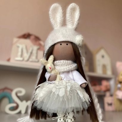 Лялька зайчик з довгим волоссям у білій сукні