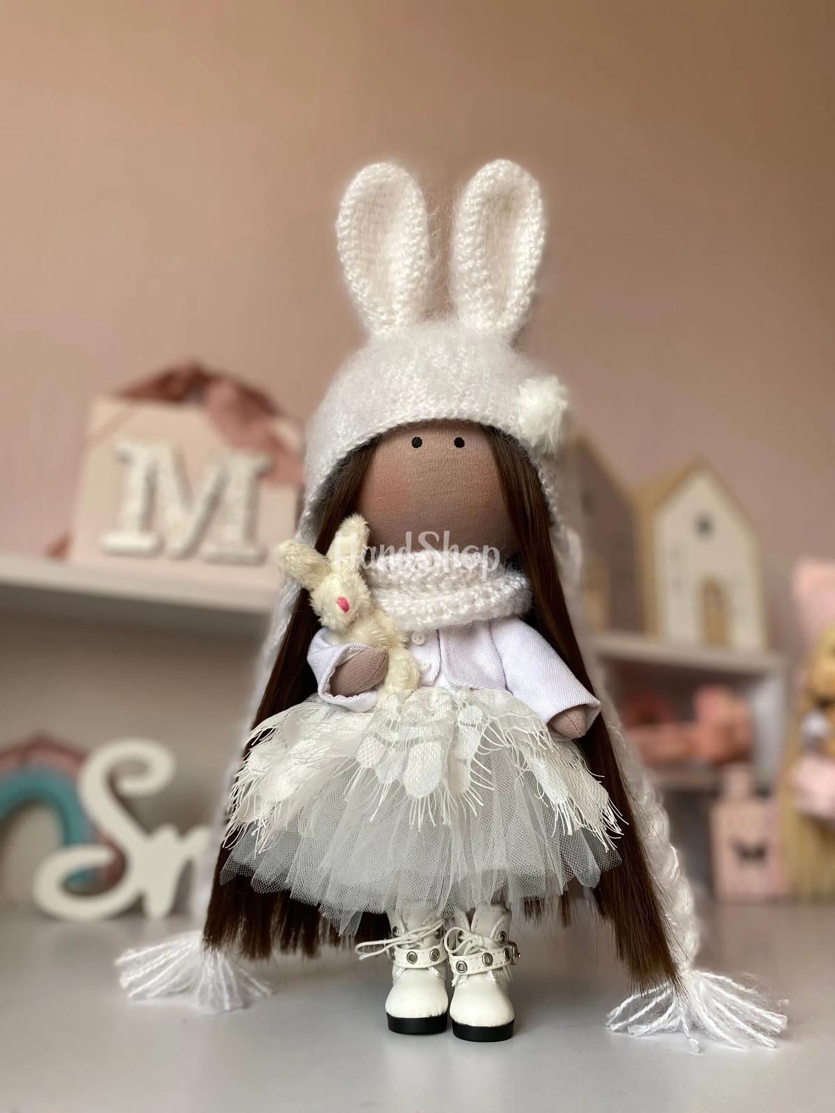 Лялька зайчик з довгим волоссям у білій сукні Лялька зайчик з довгим волоссям у білій сукні