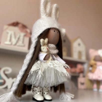 Лялька зайчик з довгим волоссям у білій сукні