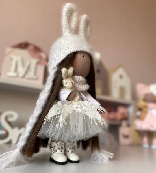 Лялька зайчик з довгим волоссям у білій сукні