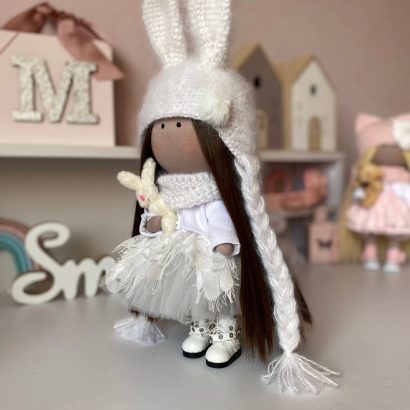 Лялька зайчик з довгим волоссям у білій сукні