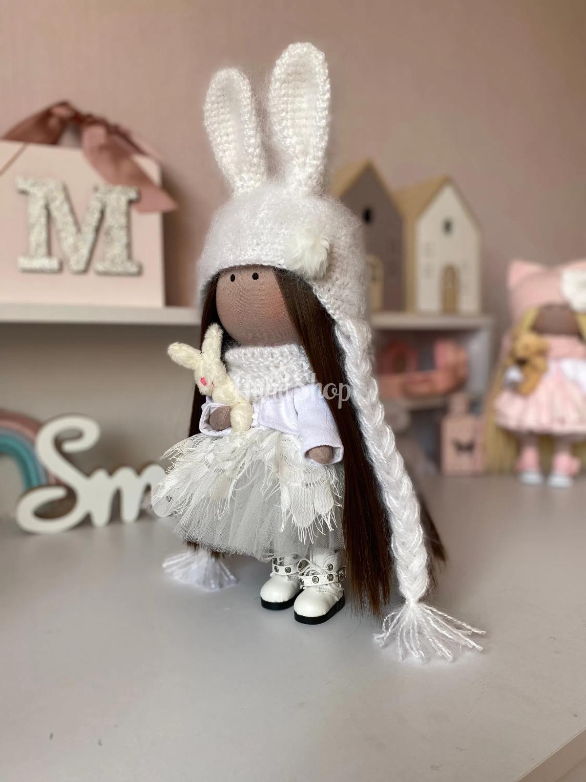 Лялька зайчик з довгим волоссям у білій сукні Лялька зайчик з довгим волоссям у білій сукні