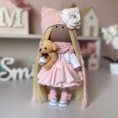 Лялька котик з довгим волоссям у рожевій пишній сукні