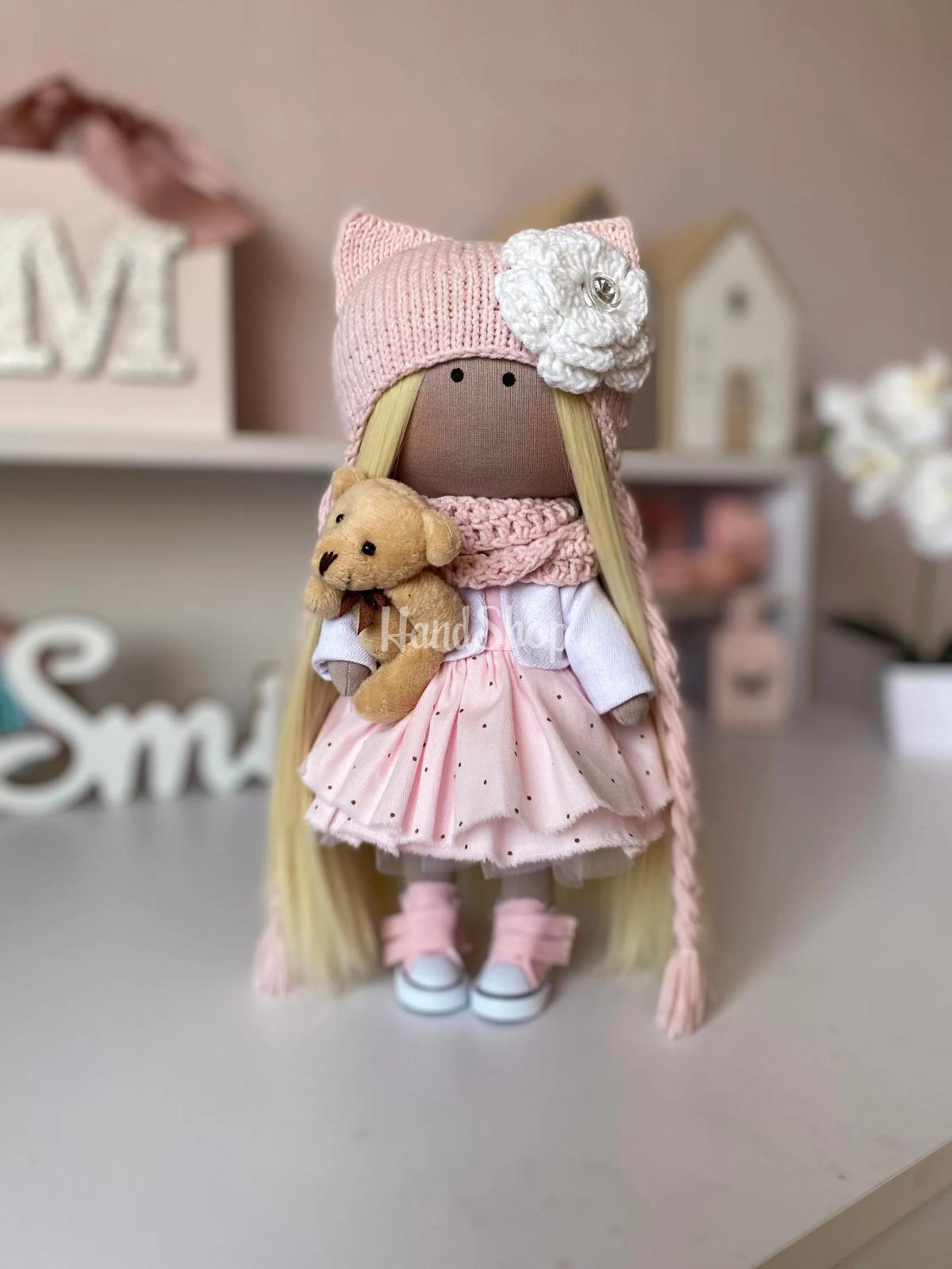 Лялька котик з довгим волоссям у рожевій пишній сукні Лялька котик з довгим волоссям у рожевій пишній сукні