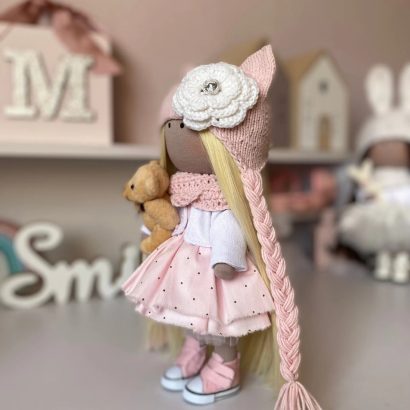 Лялька котик з довгим волоссям у рожевій пишній сукні