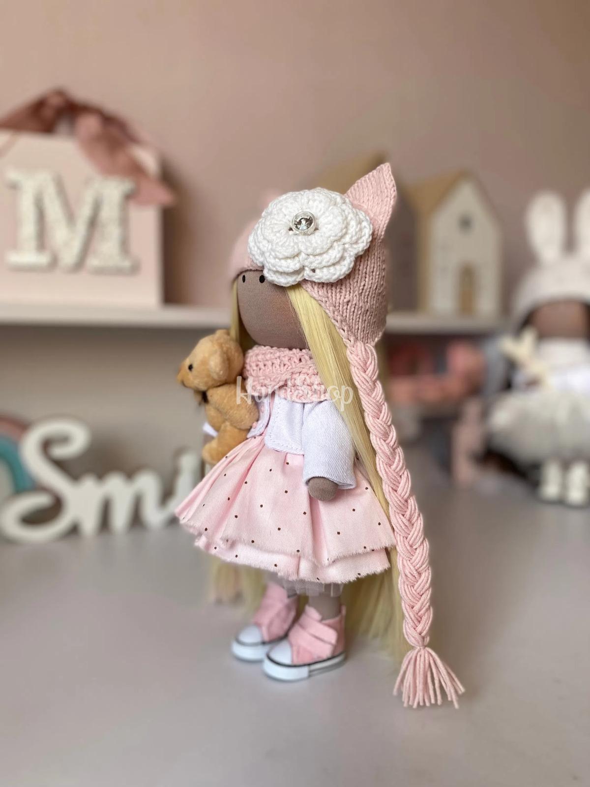 Лялька котик з довгим волоссям у рожевій пишній сукні Лялька котик з довгим волоссям у рожевій пишній сукні