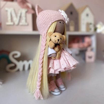 Лялька котик з довгим волоссям у рожевій пишній сукні