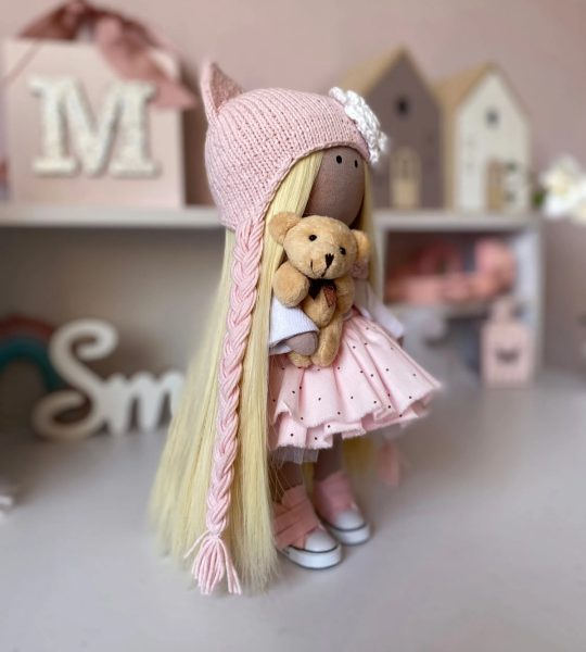 Лялька котик з довгим волоссям у рожевій пишній сукні