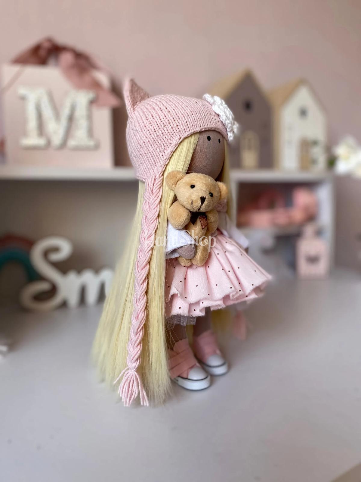 Лялька котик з довгим волоссям у рожевій пишній сукні Лялька котик з довгим волоссям у рожевій пишній сукні