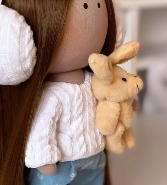 Ігрова лялька текстильна в джинсах зі змінним одягом