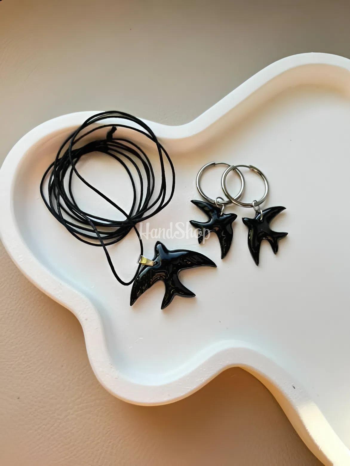 Набір прикрас сережки та кулон чорні ластівки глина на шнурі Набір прикрас сережки та кулон чорні ластівки глина на шнурі