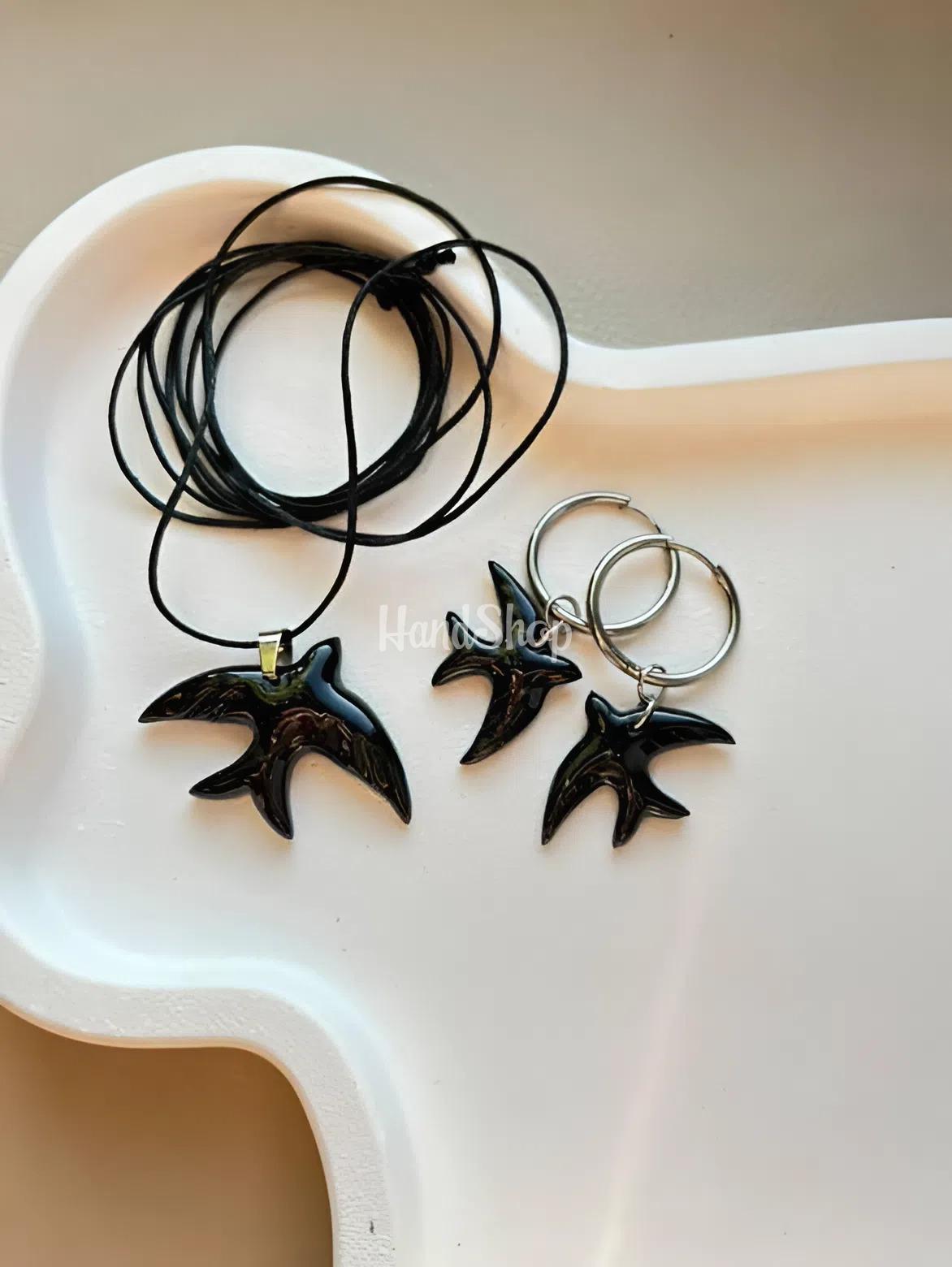 Набір прикрас сережки та кулон чорні ластівки глина на шнурі Набір прикрас сережки та кулон чорні ластівки глина на шнурі