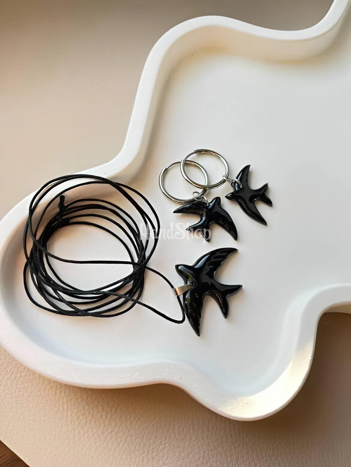 Набір прикрас сережки та кулон чорні ластівки глина на шнурі Набір прикрас сережки та кулон чорні ластівки глина на шнурі