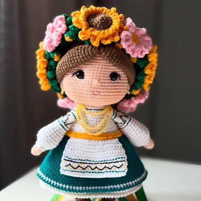 Сувенірна в'язана лялька українка віночок польові квіти