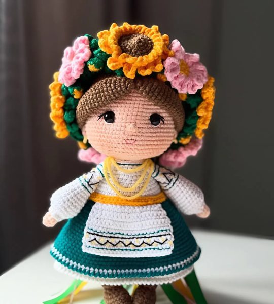 Сувенірна в'язана лялька українка віночок польові квіти