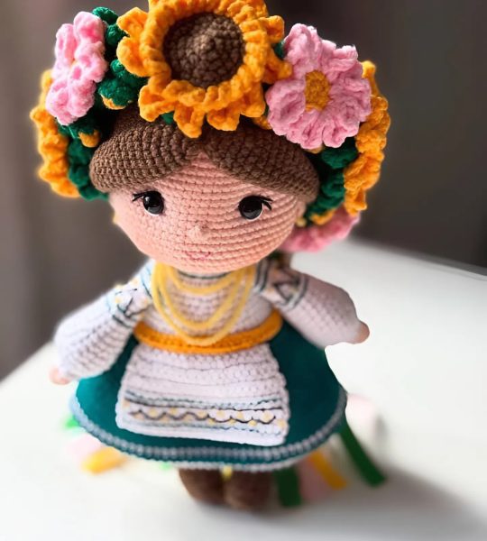 Сувенірна в'язана лялька українка віночок польові квіти