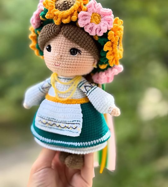 Сувенірна в'язана лялька українка віночок польові квіти