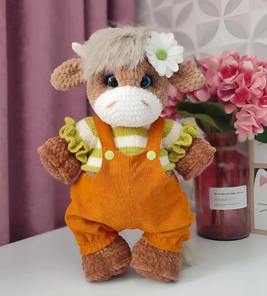 Сувенірна авторська в’язана м’яка дитяча іграшка корівка