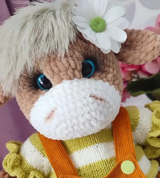 Сувенірна авторська в’язана м’яка дитяча іграшка корівка