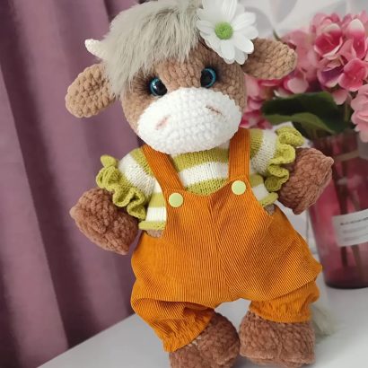 Сувенірна авторська в’язана м’яка дитяча іграшка корівка