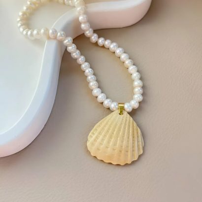 Жіночий кулон чокер морська мушля на річкових перлах