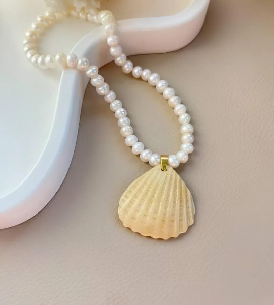 Жіночий кулон чокер морська мушля на річкових перлах