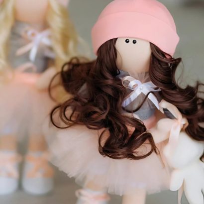 Інтер’єрна лялька з кудрявим волоссям та ведмедиком