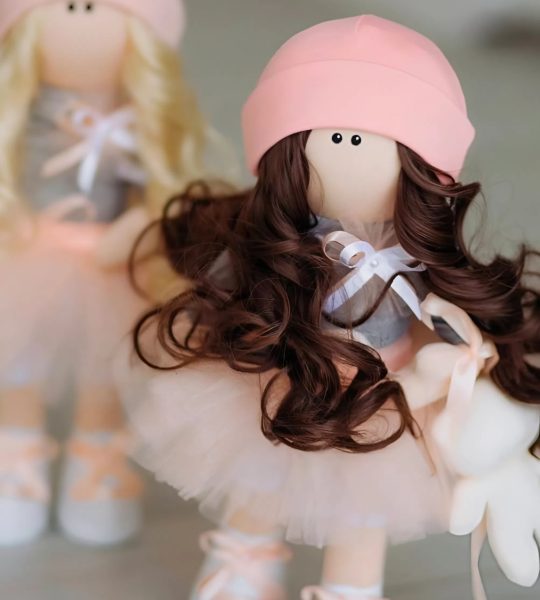 Інтер’єрна лялька з кудрявим волоссям та ведмедиком