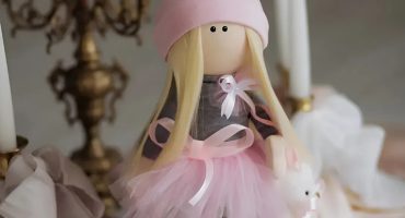 Велика ігрова текстильна лялька тільда з білявими волоссям - ідеальний варіант для подарунка на 1 вересня вчителям і дітям