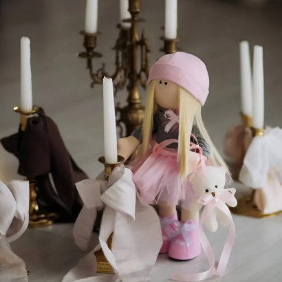 Дитяча інтер’єрна ігрова лялька блондинка з іграшкою