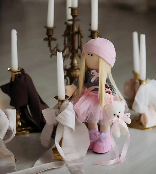 Дитяча інтер’єрна ігрова лялька блондинка з іграшкою