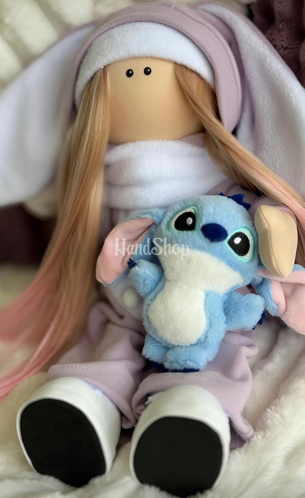 Ігрова лялька тільда в комбінезоні зайка з іграшкою Стіч Ігрова лялька тільда в комбінезоні зайка з іграшкою Стіч