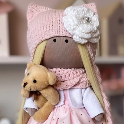 Лялька шапочка котик з довгим волоссям у рожевій сукні