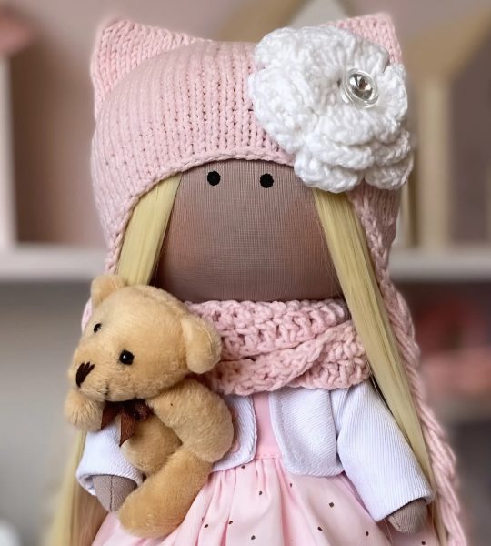 Лялька шапочка котик з довгим волоссям у рожевій сукні