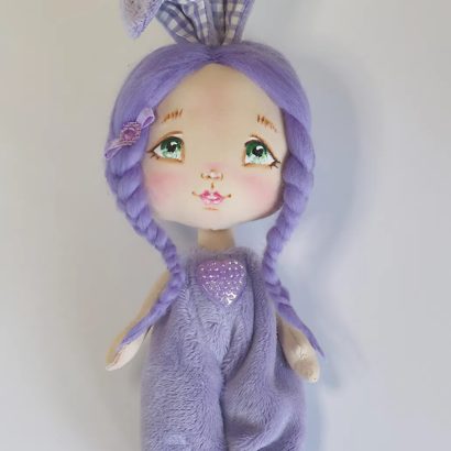 Маленька лялька іграшкова зайка у плюшевому комбінезоні