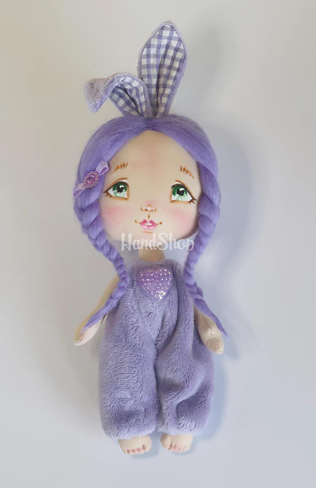 Маленька лялька іграшкова зайка у плюшевому комбінезоні Маленька лялька іграшкова зайка у плюшевому комбінезоні